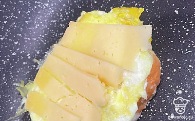 Выложите на горячую сторону хлеба и подержите на сковороде под крышкой до полного расплавления сыра.