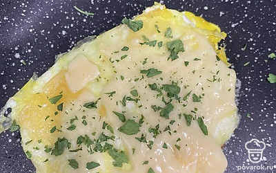 Посыпьте сушеной петрушкой.