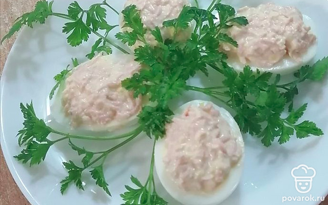 Фаршированные яйца с сосисками и чесноком — Рецепт с фото