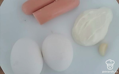 Яйца отварите, остудите и очистите от скорлупы. 