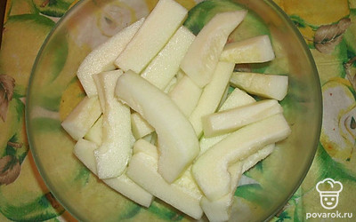 Кабачок очистите от кожуры, нарежьте палочками. Немного посолите, добавьте специи по вкусу.