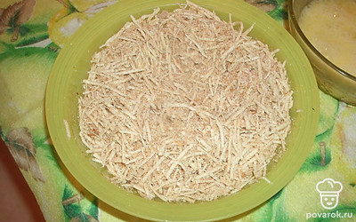 Сыр натрите на мелкой терке и смешайте с панировочными сухарями.