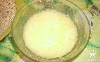 Яйцо взбейте в отдельной посуде.