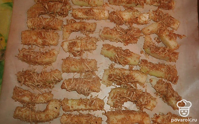 Кабачковые палочки окунайте сначала во взбитое яйцо, а затем в смесь из сухарей и сыра. Выложите все палочки на противень. Запекайте в духовке 40 минут. Примерно в середине готовки переверните палочки.