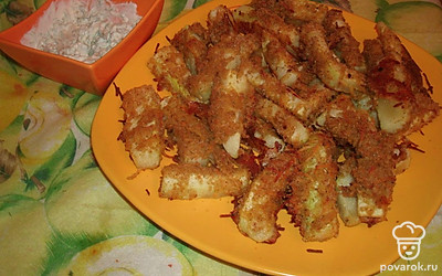 Приготовьте к кабачковым палочкам соус из сметаны и майонеза с чесноком.