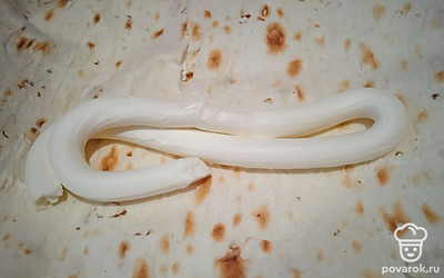 На лист лаваша выложите творожный сыр.