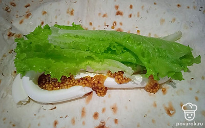 Положите листья салата.