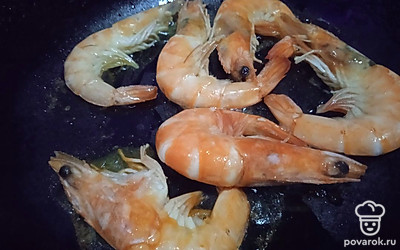 Креветки переложите на сковороду, добавьте растительное масло, посолите и обжарьте 3 минуты.
