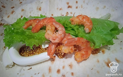 Креветки почистите, добавьте к остальным ингредиентам.