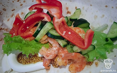 Добавьте нарезанный огурец и болгарский перец.