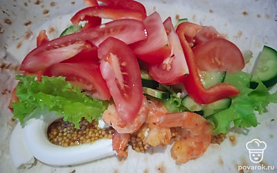 Добавьте нарезанный помидор.