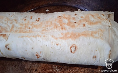 Обжарьте шаурму на сухой сковороде по две минуты с каждой стороны до хрустящей золотистой корочки.