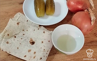 Подготовьте все ингредиенты. Возьмите тонкий лаваш.