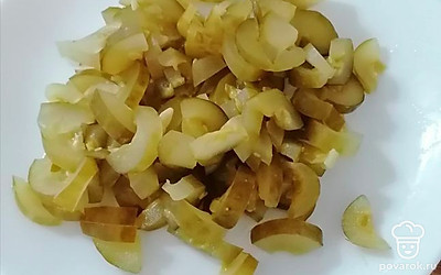 Огурцы нарежьте полукольцами и слегка отожмите, чтобы ушел лишний рассол. 