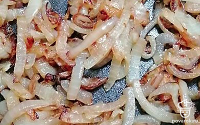 На сковороду вылейте масло, нагрейте, добавьте лук. Обжарьте на среднем огне, помешивая, до золотистого цвета.