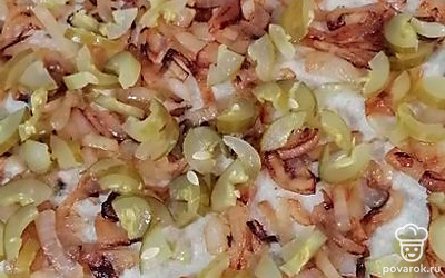 На лист лаваша равномерно выложите лук. Сверху положите огурцы.