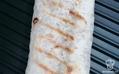 Далее выложите лаваш на гриль (включите максимальный огонь), обжарьте 7 минут. Лаваш станет хрустящим и очень вкусным.