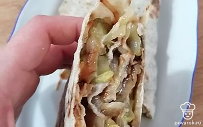 Сочный и такой хрустящий. Уровень запекания в гриле можете регулировать сами, исходя из того, нравится вам мягкий или хрустящий лаваш. 