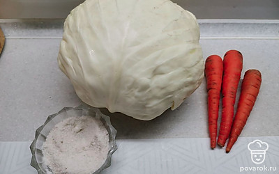 Подготовьте все ингредиенты. Морковь у меня мелкая, поэтому я взял 3 штуки.