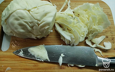 Капусту нашинкуйте. 