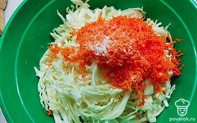 Добавьте натертую на мелкой терке морковь и соль. Соль добавляйте постепенно. Важно не пересолить. 