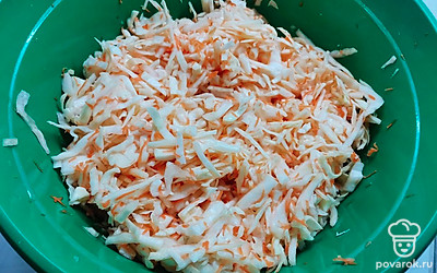 Капусту хорошо помните руками до появления сока. 