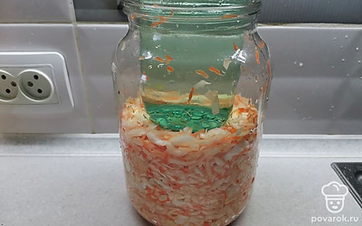 Сложите в банку и плотно утрамбуйте. Поставьте груз. Уберите в холодильник на 3 дня. 