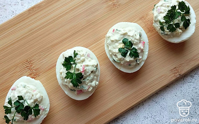 Яйца, фаршированные крабовыми палочками — Рецепт с фото