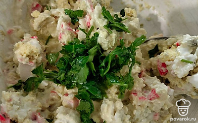 Добавьте измельченную зелень. Все перемешайте.