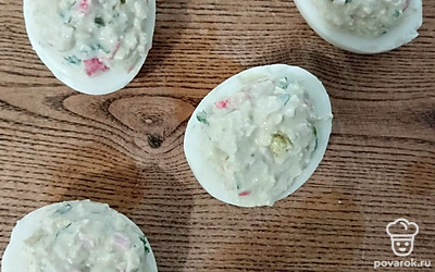 Половинки белков наполните начинкой при помощи чайной ложки. Закуска готова. Приятного аппетита.