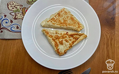 Выложите блюдо на тарелку и сразу подавайте к столу. Приятного аппетита!