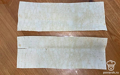 Лаваш разрежьте на 2 полоски. 