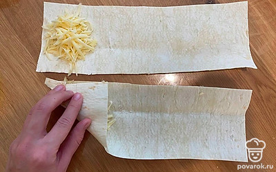 Согните край лаваша.