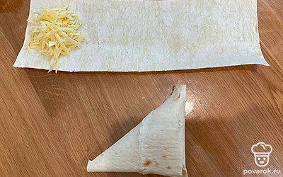 В результате получится треугольник. Повторите все действия со второй полоской лаваша.