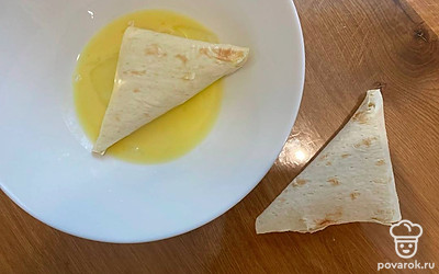 Взбейте яйцо. Каждый конвертик обмакните в яичную смесь с двух сторон. 