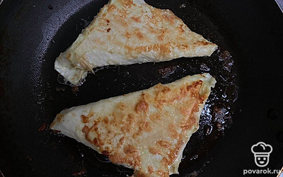 Обжарьте заготовки с двух сторон на сливочном масле до румяной корочки. 