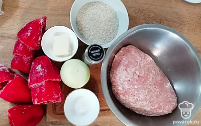 Лук очистите, нарежьте кубиками. Обжарьте на сковороде на сливочном масле. 