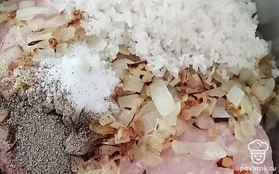 Смешайте фарш, промытый рис, перец черный молотый, соль, обжаренный лук. 