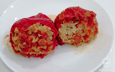 Перцы фаршированные — самостоятельное блюдо, но можно подавать его и со сметаной. 