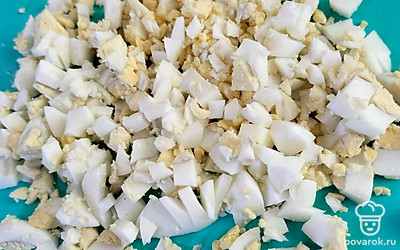 Натрите на терке или мелко нарежьте яйца.