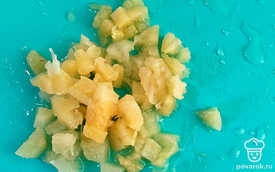 Мелко нарежьте ананас.