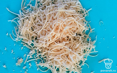 Натрите сыр и чеснок на терке.