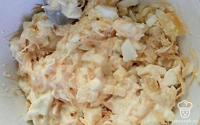 Смешайте все ингредиенты, добавьте сметану, соль, специи по вкусу.