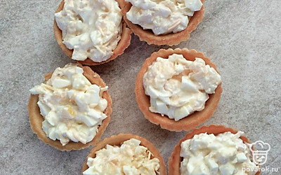 Разложите смесь по тарталеткам.