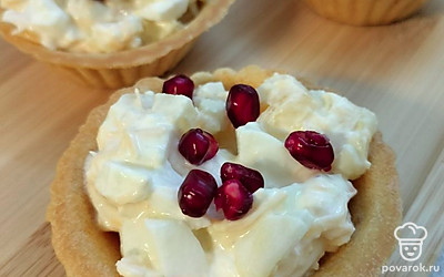 Украсьте тарталетки зернами  граната. Он придаст блюду пикантность и более яркий вкус. Тарталетки готовы.  Приятного аппетита!