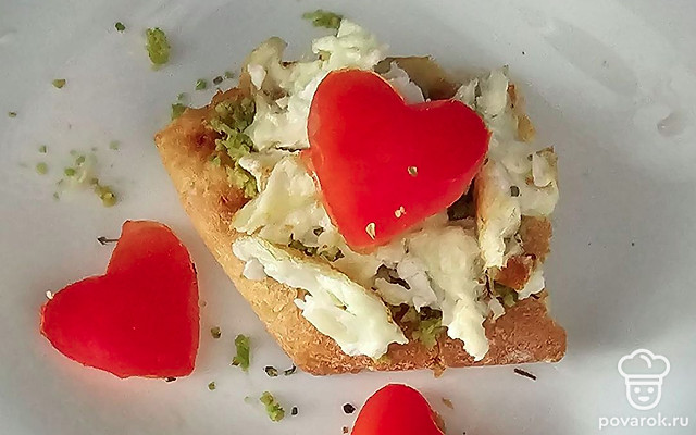 Тост с авокадо, томатом и скремблом к завтраку — Рецепт с фото