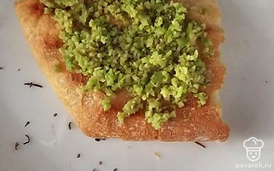 Обжарьте тост на растительном масле с двух сторон до золотистой корочки. Блендером пробейте авокадо, добавьте соль и оливковое масло. Выложите 2 столовых ложки на тост.