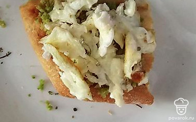 Приготовьте скрембл. Взбейте яйцо с солью, обжарьте на растительном масле. Вылейте яйцо на сковороду. Когда яйцо начнет схватываться, возьмите лопатку. Начните перемешивать. Готовый скрембл выложите на тост.