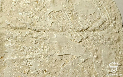 Лаваш смажьте майонезом.