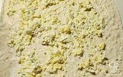 Натрите вареное яйцо на терке.